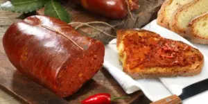 'Nduja, tradiční kalábrijská pikantní pomazánka z vepřového masa a chilli papriček.